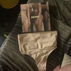 NWT (in box) SKIMS cord control thing